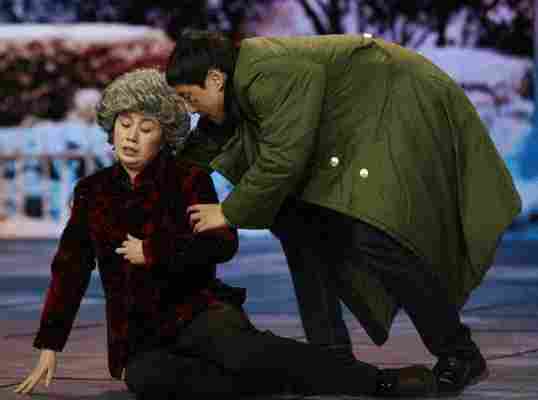 老人摔倒扶不扶?官方重申《民法典》:救助不担责!(图2) 老人摔倒扶不扶?官方重申《民法典》:救助不担责!(图2)