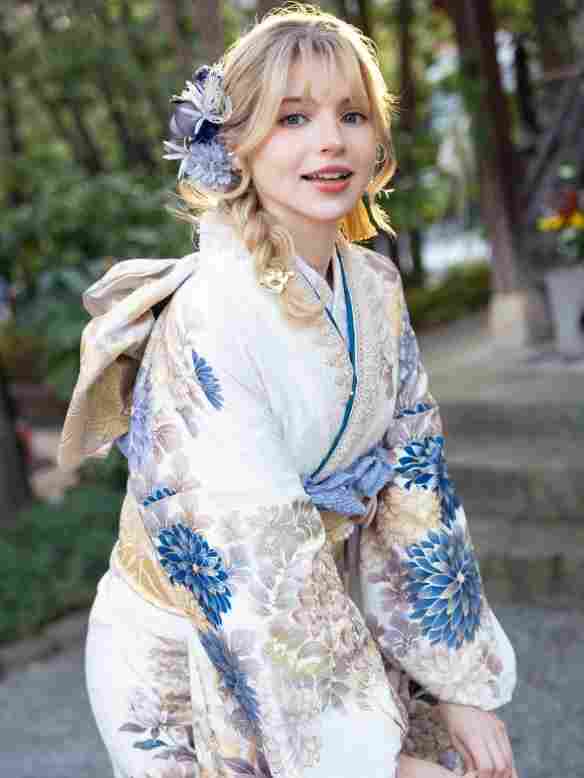 《生化4RE》碍事梨体模新美照：和服装甜妹 清新温柔 - Tanyitan情报局