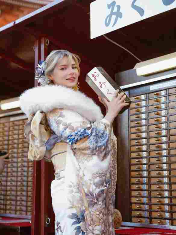 《生化4RE》碍事梨体模新美照：和服装甜妹 清新温柔(图3)