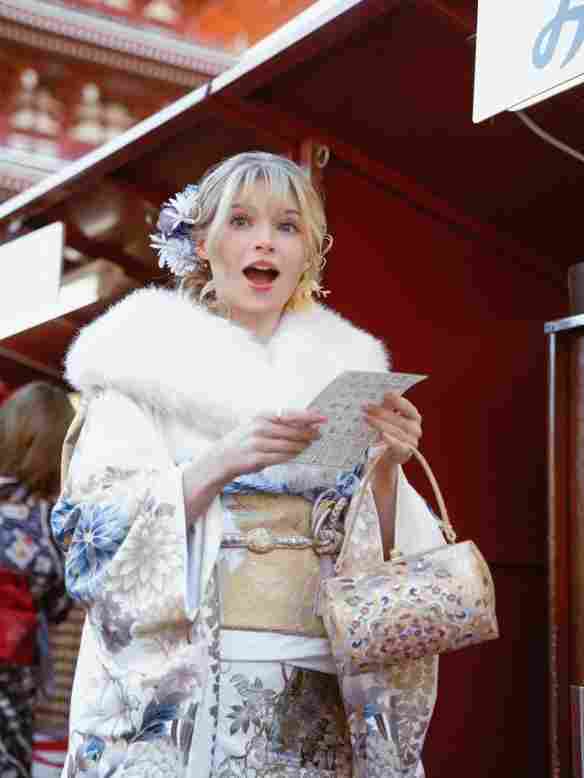 《生化4RE》碍事梨体模新美照：和服装甜妹 清新温柔(图4)