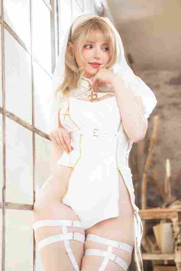 《生化4RE》碍事梨体模新美照：和服装甜妹 清新温柔(图8)