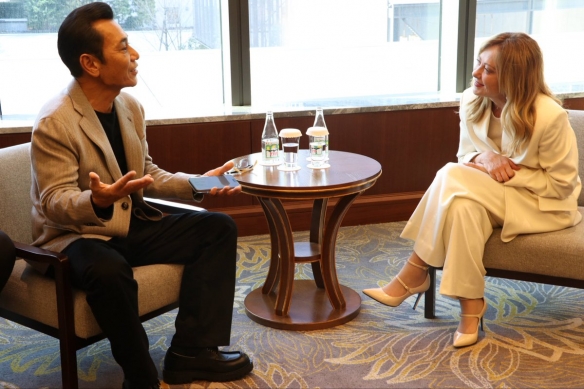 意大利总理访日会面《北斗神拳》作者！获赠原画庆生(图1)