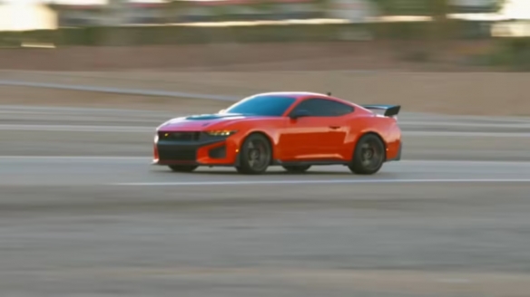 维斯塔潘试驾福特Dark Horse SC，红牛意外曝光新车 - Tanyitan情报局