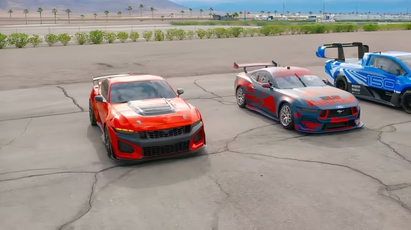 维斯塔潘试驾福特Dark Horse SC,红牛意外曝光新车(图2) 维斯塔潘试驾福特Dark Horse SC,红牛意外曝光新车(图2)