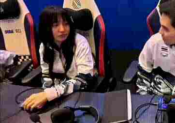 竖中指+躲镜头，RoV女选手比赛上演幽灵代打(图2)