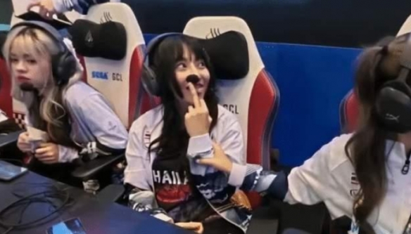 竖中指+躲镜头，RoV女选手比赛上演幽灵代打(图3)