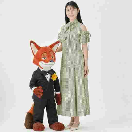 《疯狂动物城2》狐尼克经典礼服造型等身玩偶亮相日本(图3)