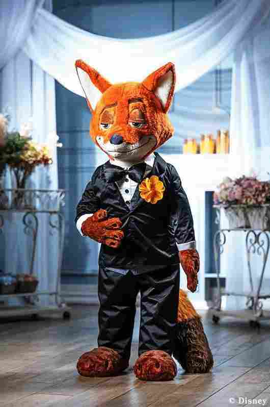 《疯狂动物城2》狐尼克经典礼服造型等身玩偶亮相日本(图5)
