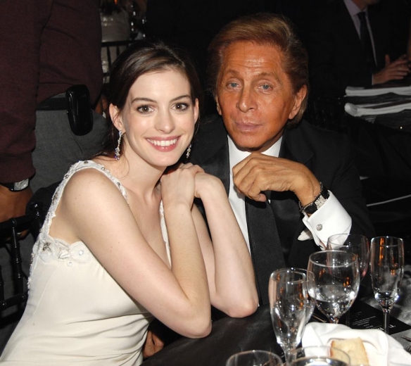 传奇设计师华伦天奴离世 曾客串《穿着Prada的女王》(图2)