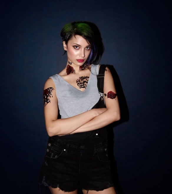 本尊还原！《赛博朋克2077》朱迪脸模挑战COS自己(图2)