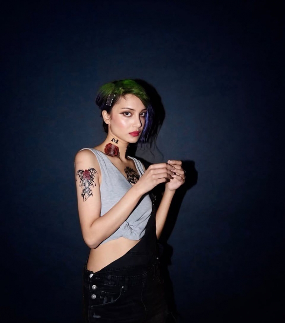 本尊还原！《赛博朋克2077》朱迪脸模挑战COS自己(图3)