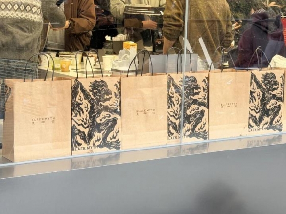 杭州“黑马会”庙会:黑神话IP与传统年俗的创意碰撞(图6) 杭州“黑马会”庙会:黑神话IP与传统年俗的创意碰撞(图6)