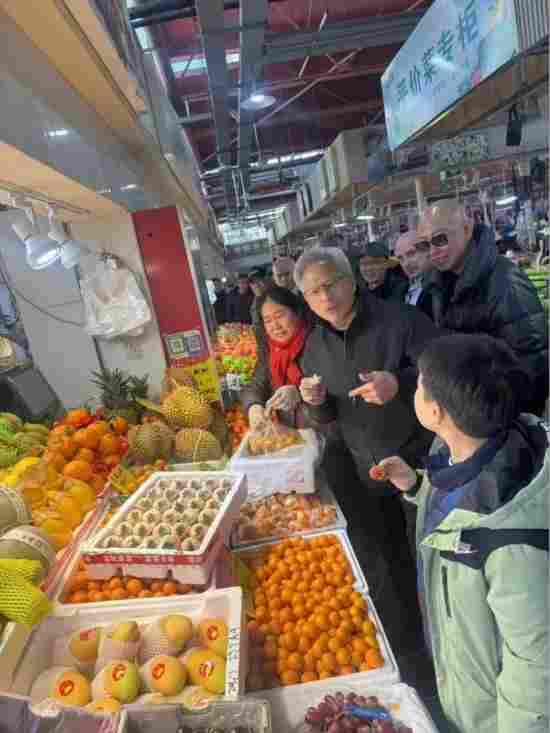 英伟达CEO黄仁勋现身上海菜市场“逛吃”送签名红包 - Tanyitan情报局