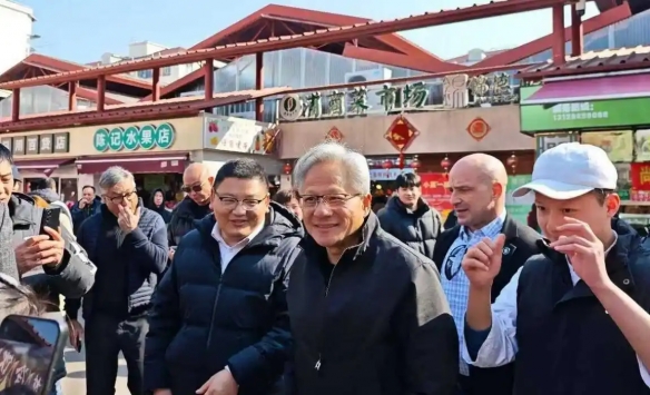 英伟达CEO黄仁勋现身上海菜市场“逛吃”送签名红包(图2)
