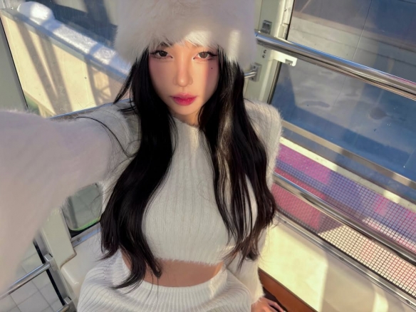 《阿西, 美女室友竟然》女主新美图赏：身材傲人！(图1)