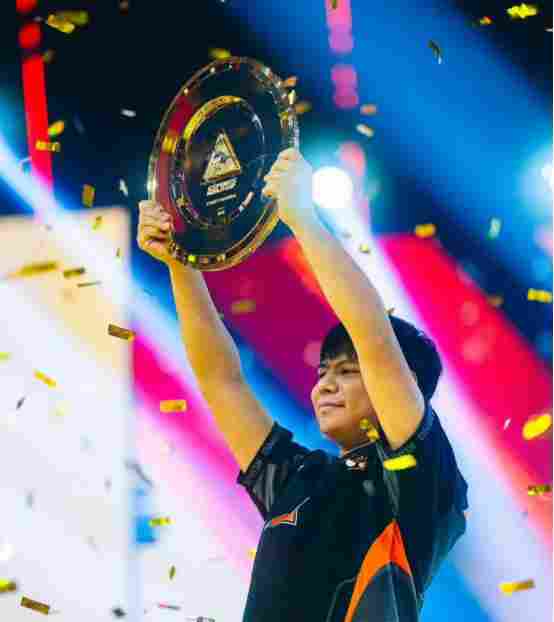 纯粹的格斗“游戏家”:曾卓君,那个永远不曾下机的“小孩”(图3) 纯粹的格斗“游戏家”:曾卓君,那个永远不曾下机的“小孩”(图3)