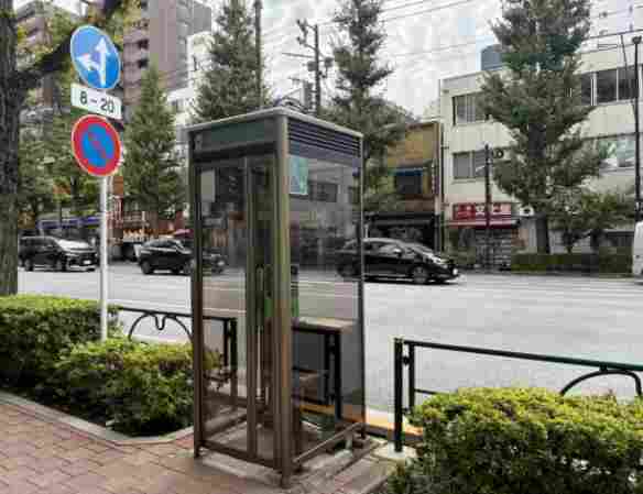 《链锯人》带动圣地巡礼热潮！东京电话亭被鲜花淹没(图3)