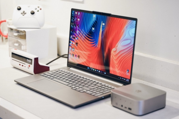 实测一台续航超20小时的笔记本，竟然还能玩3A游戏？！(图1)