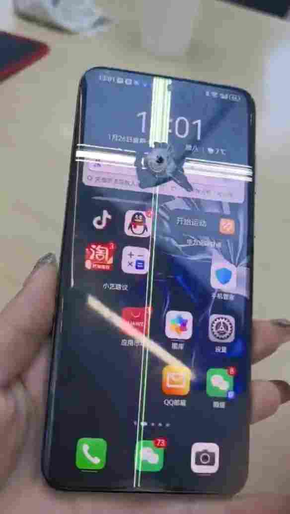 华为P60被钉子贯穿仍能用 网友晒图喊甚至还能防弹(图1) 华为P60被钉子贯穿仍能用 网友晒图喊甚至还能防弹(图1)