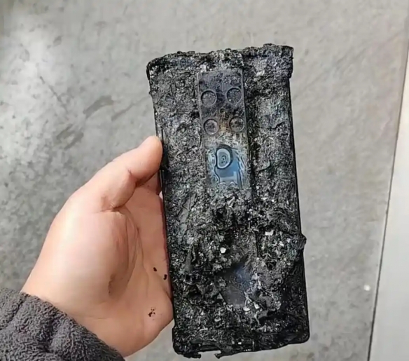 华为P60被钉子贯穿仍能用 网友晒图喊甚至还能防弹(图2) 华为P60被钉子贯穿仍能用 网友晒图喊甚至还能防弹(图2)