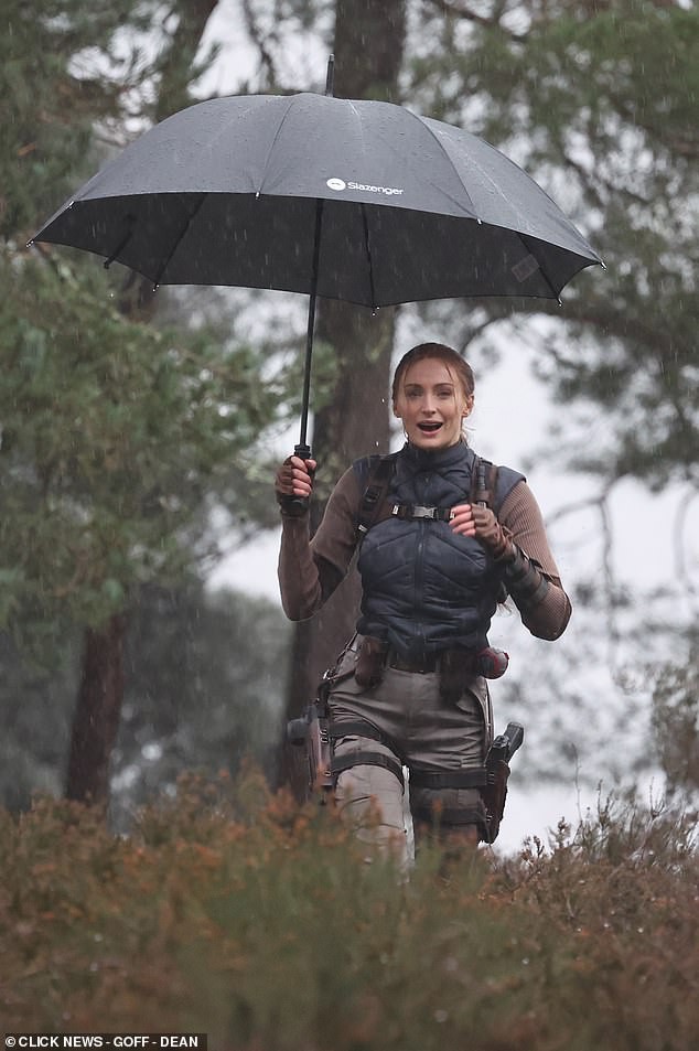 《古墓丽影》劳拉片场照曝光 双枪造型不错！(图4)