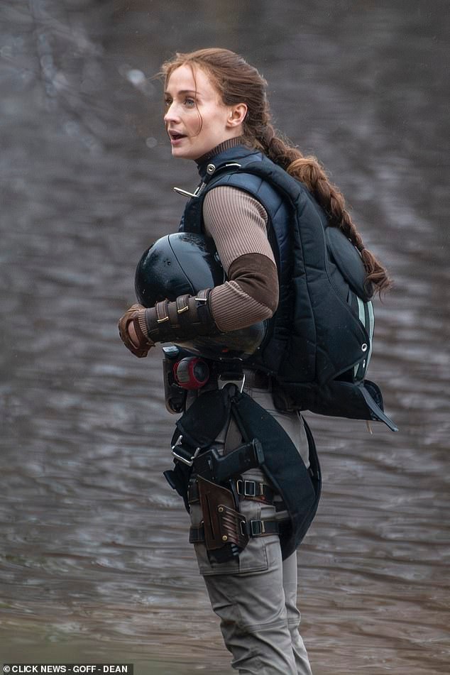 《古墓丽影》劳拉片场照曝光 双枪造型不错！(图5)