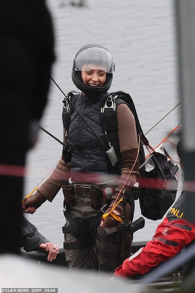 《古墓丽影》劳拉片场照曝光 双枪造型不错！(图7)