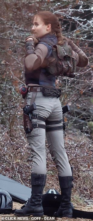 《古墓丽影》劳拉片场照曝光 双枪造型不错！(图8)