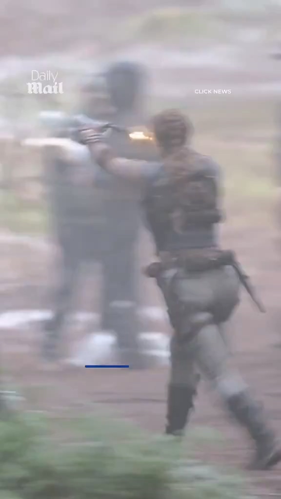 《古墓丽影》真人剧曝片场视频 劳拉手持双枪尽情射击(图4)