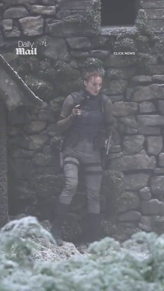 《古墓丽影》真人剧曝片场视频 劳拉手持双枪尽情射击(图7)