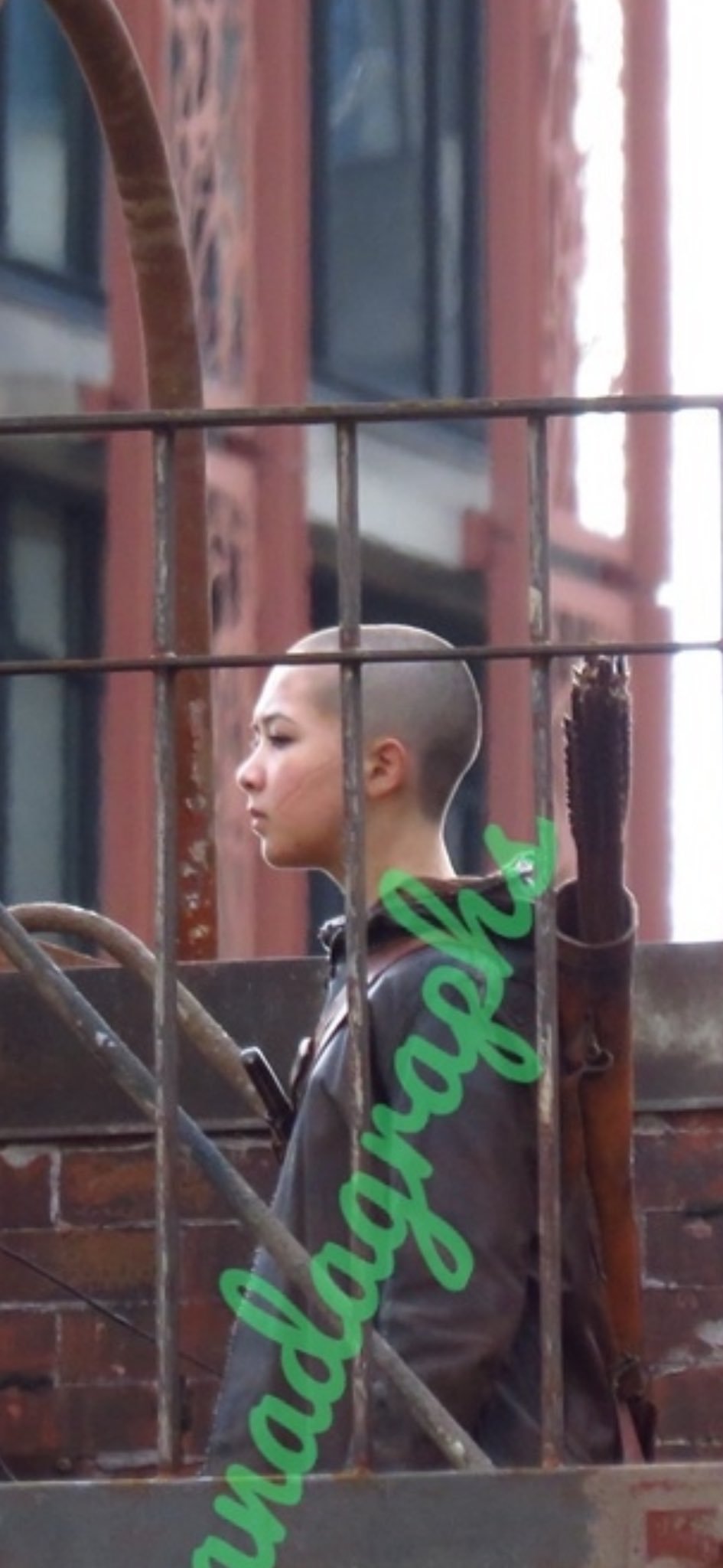 《最后的生还者》第三季片场照曝光:Lev光头造型亮相(图2)