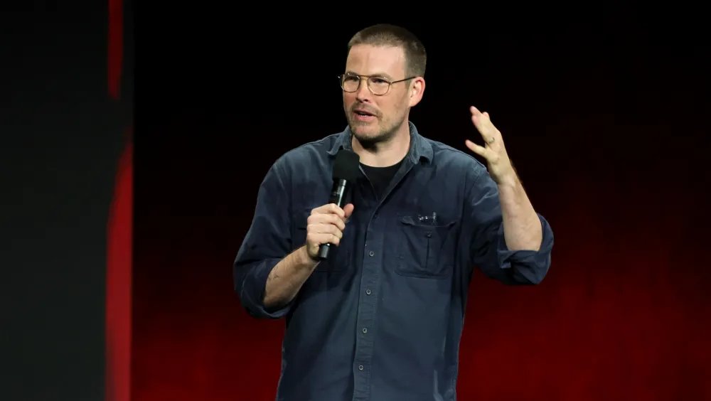 新版《生化危机》电影首支预告内容曝光 僵尸从楼顶扑脸！(图4)