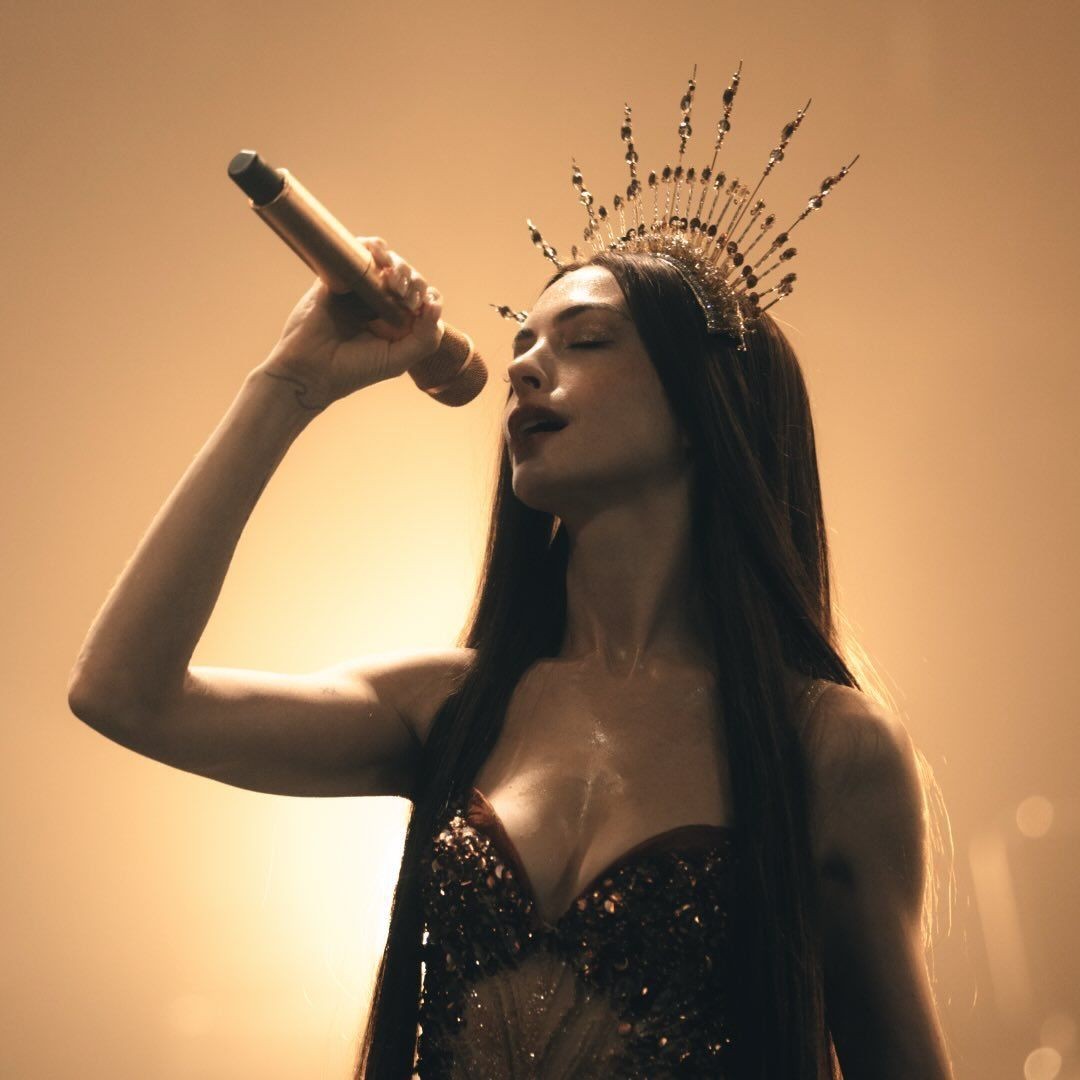 安妮海瑟薇新片《圣母玛利亚》造型曝光 太火辣了！(图1)