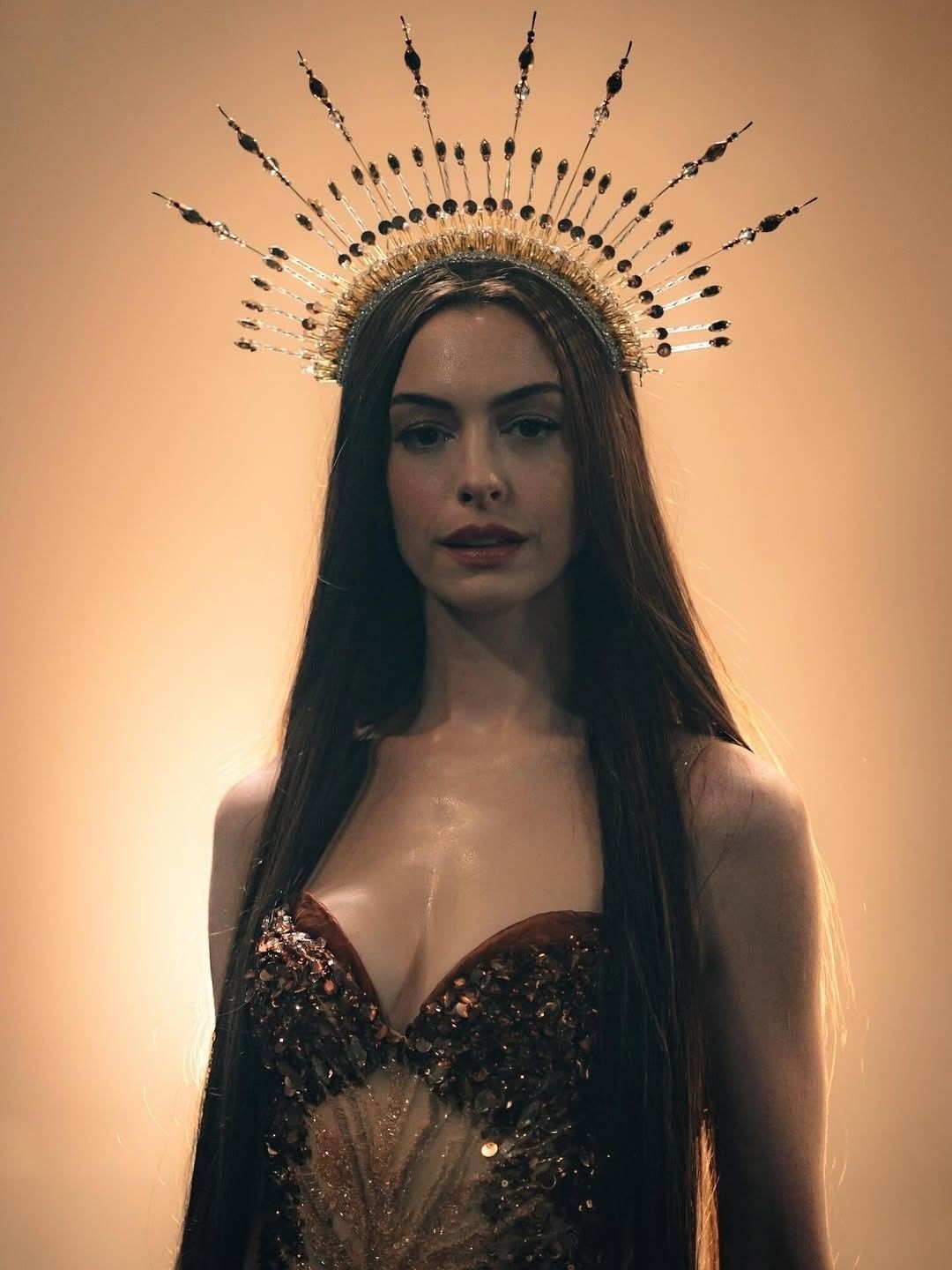 安妮海瑟薇新片《圣母玛利亚》造型曝光 太火辣了！(图3)