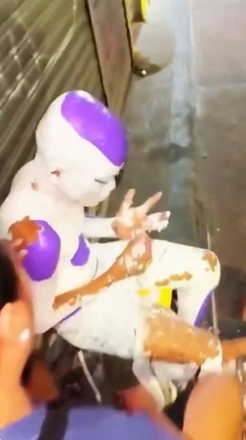 国外小孩cosplay《龙珠》弗利萨翻车 用成墙面漆洗不掉成永久皮肤(图2)