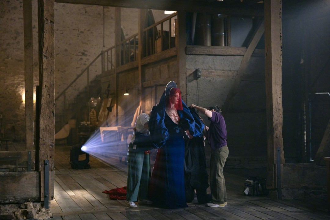 安妮海瑟薇《圣母玛利亚》新预告 妆造很惊艳(图3)